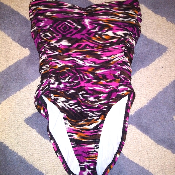 One-piece Bathing suit - Picture 1 of 3